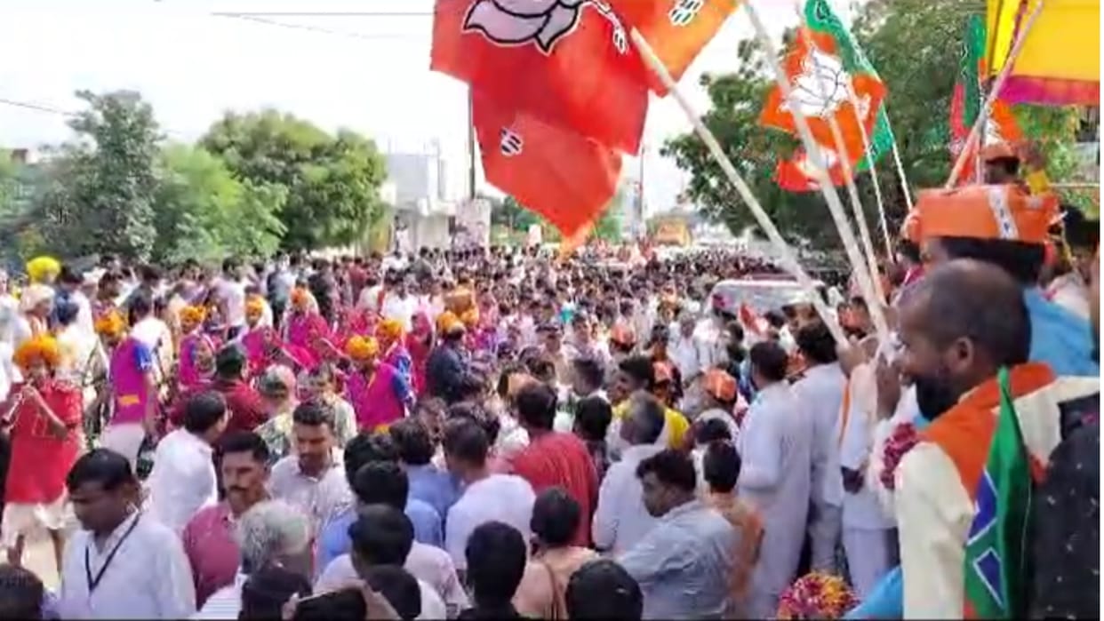 Rajgarh News: Crowd gathered in Chief Minister road show, police put the Congressmen under house arrest