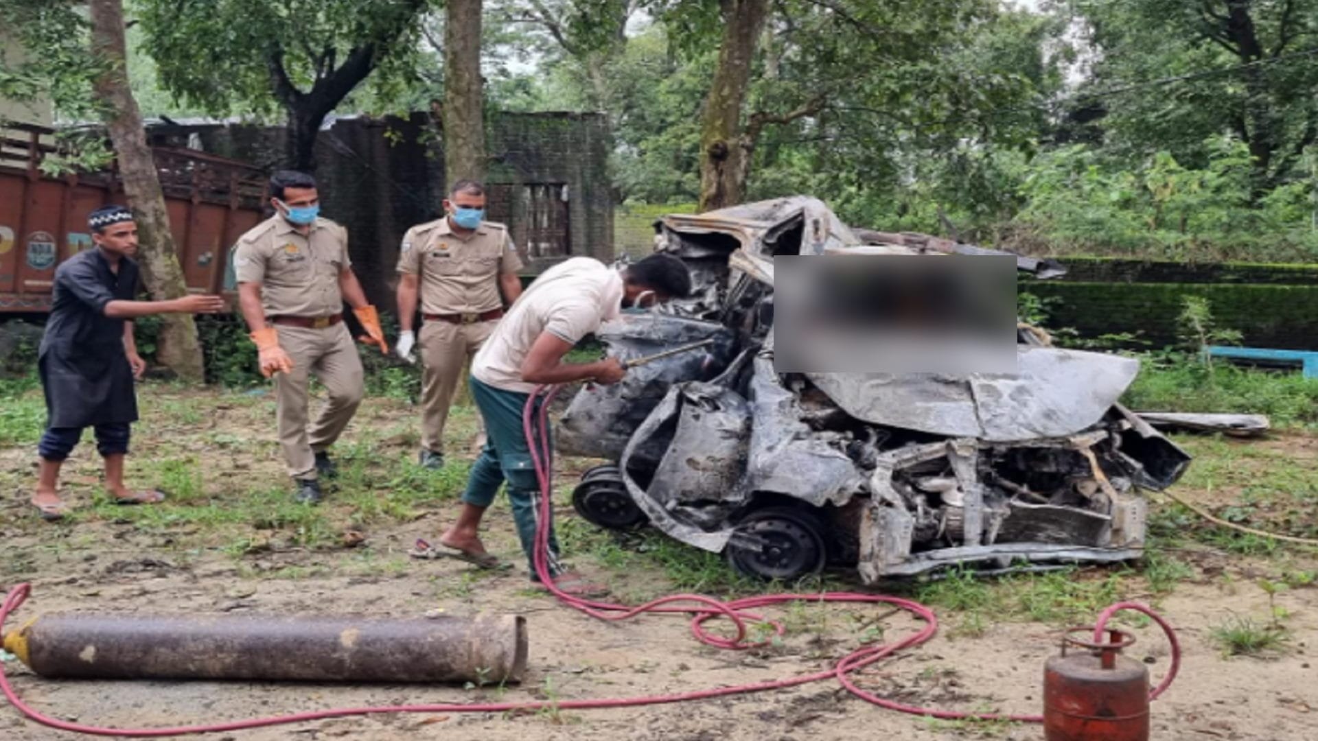 Saharanpur accident: truck rammed into car while overtaking and four people burnt to death, see photos
