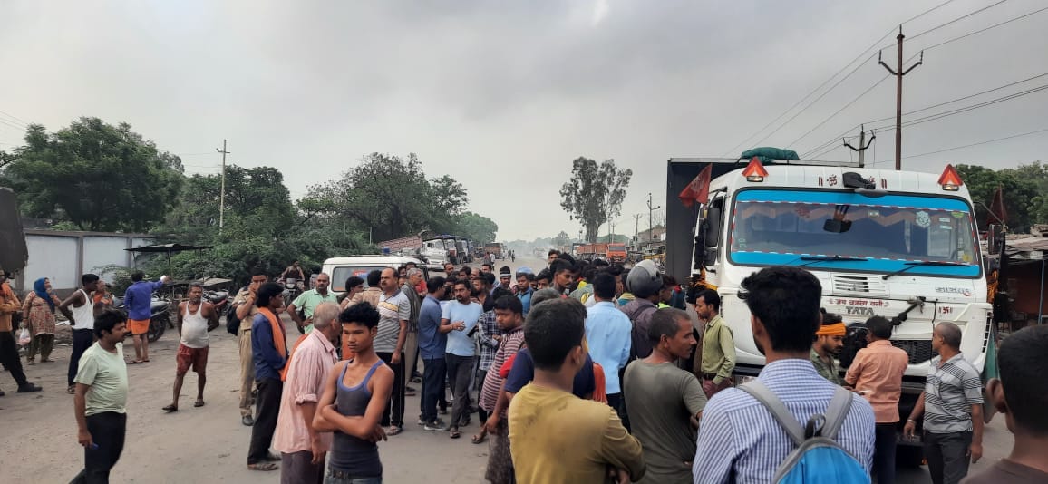 Sonebhadra Accident: Shopkeeper crushed to death by trailer, angry people block highway