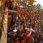 अमरनाथ जी की पवित्र गुफा में जयकारे लगाते भक्त