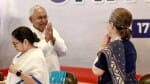 विपक्ष की बैठक में नीतीश कुमार और सोनिया गांधी।