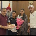 पटियाला की क्रिकेटर कनिका आहूजा को बधाई देतीं डीसी।