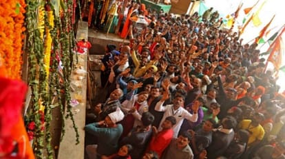 Amarnath Yatra 2023: Group 4920 Yatris leaves for Valley, devotees participating in Aarti