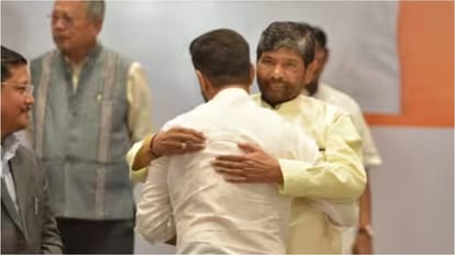 At BJP Conclave, Feuding Paswans Meet, Greet And Then Hug