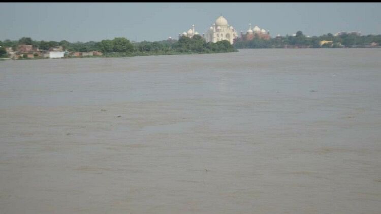 Yamuna flowing above danger mark in Agra danger of flood looms