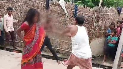 Bihar: प्रेमी प्रेमिका से मिलने उसके घर पहुंचा तो ग्रामीणों ने दे दी तालिबानी सजा; जानिए क्या-क्या जुल्म ढाए Villagers thrashed loving couple by tying them to pole in front of children and their heads shaved in Motihari