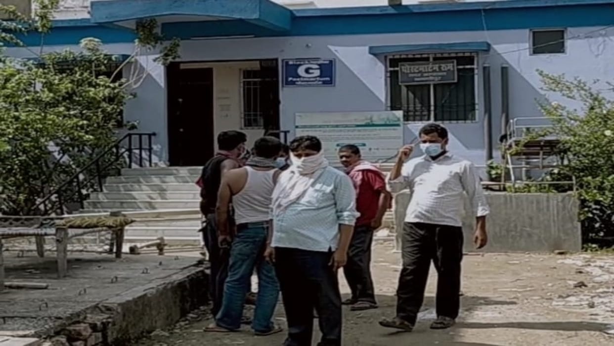 A young man died while being taken to hospital after drinking alcohol in Samastipur; police silence