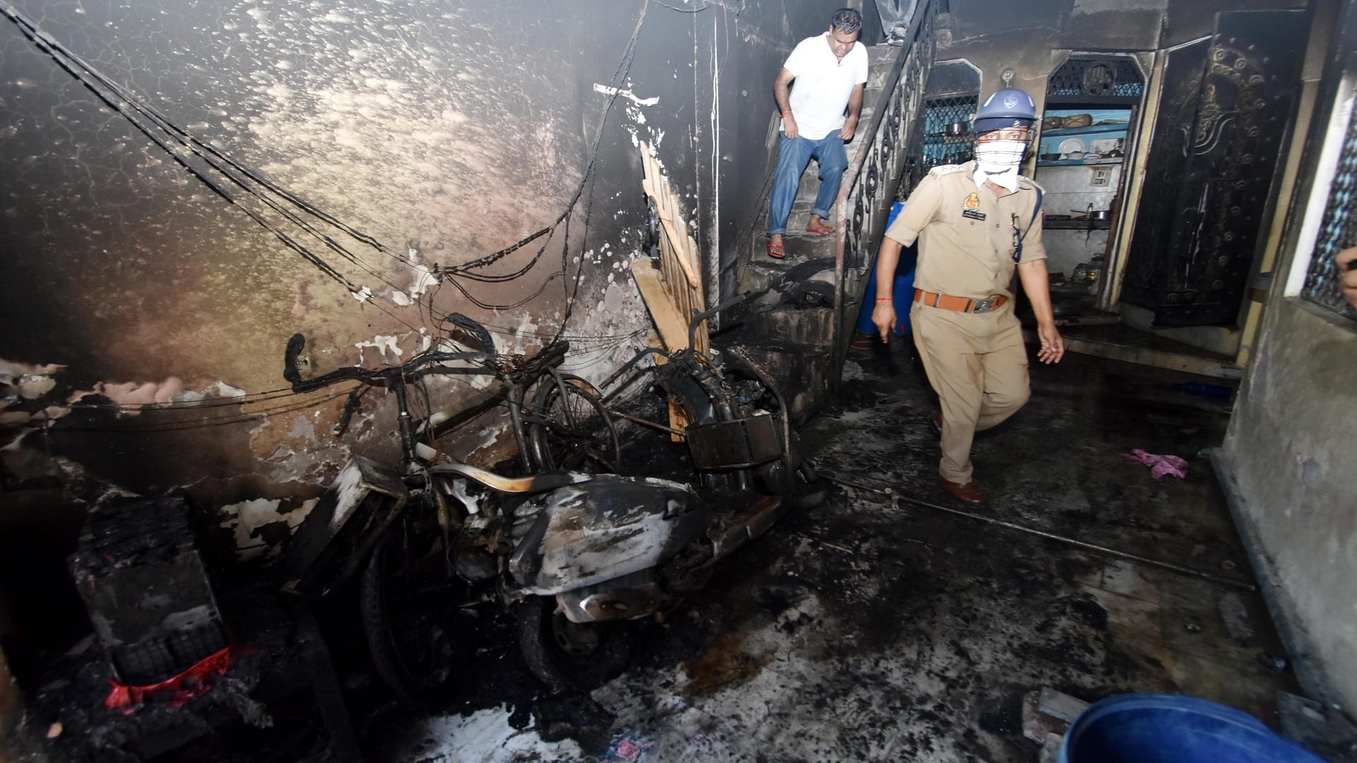 The young man attacked his parents with a slap, tried to burn himself alive