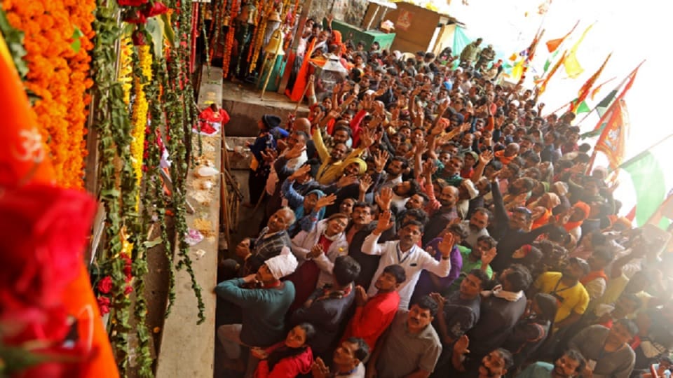 Amarnath Yatra 2023: Group 4920 Yatris leaves for Valley, devotees participating in Aarti