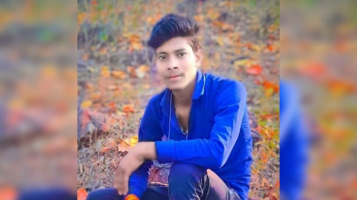 An unknown vehicle collided with two friends who were going on a bike in Samastipur, one youth died