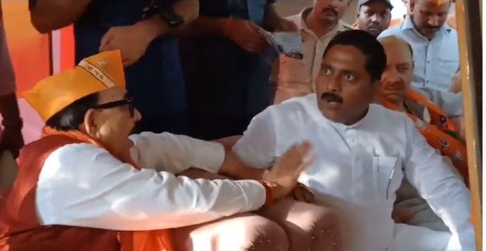 Mughalsarai MLA Ramesh Jaiswal's argument with BJP District President Abhimanyu Singh.