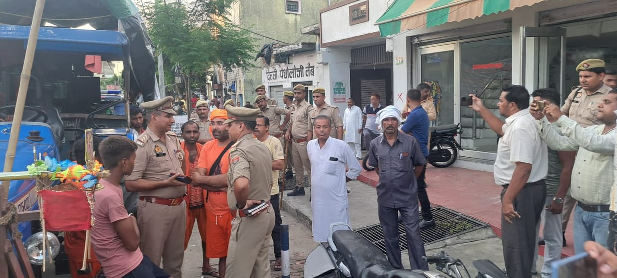 Bijnor: miscreants pelted stones at the vehicle of the Kanwar Yatra group, police handled the situation