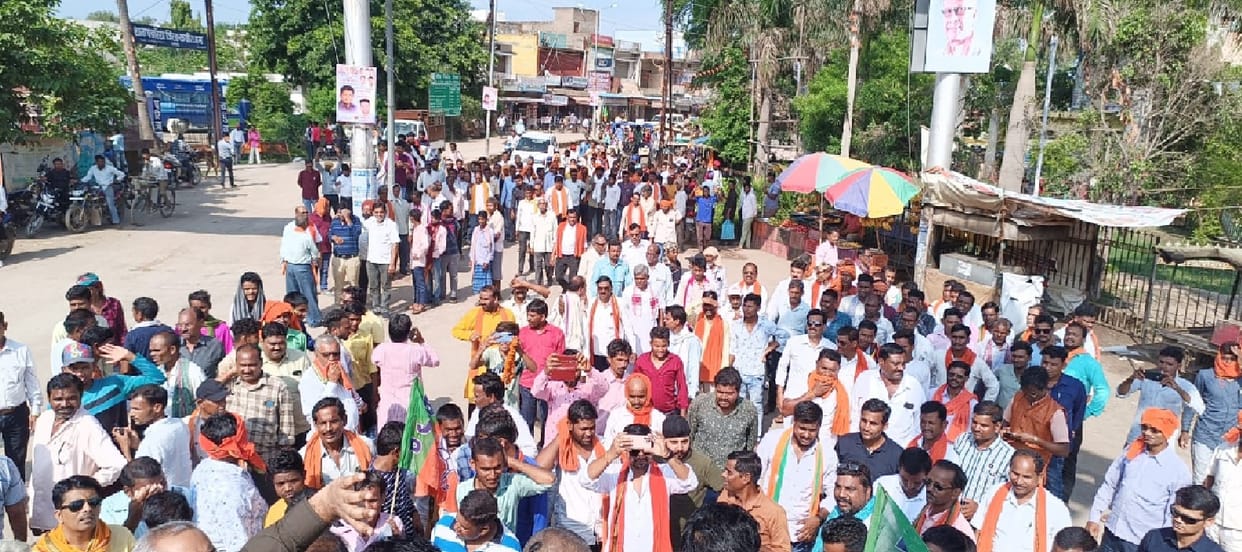 BJP workers gheraoed the office of BJP MLA Mamta Chandrakar in Kabirdham