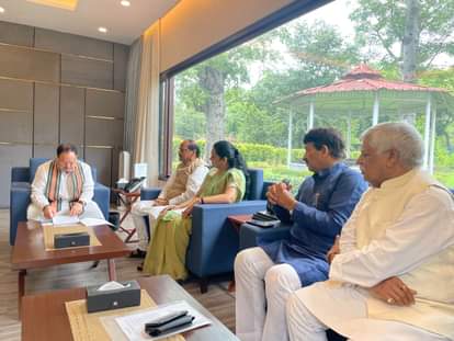 भाजपा अध्यक्ष जेपी नड्डा को जांच रिपोर्ट सौंपती जांच टीम।