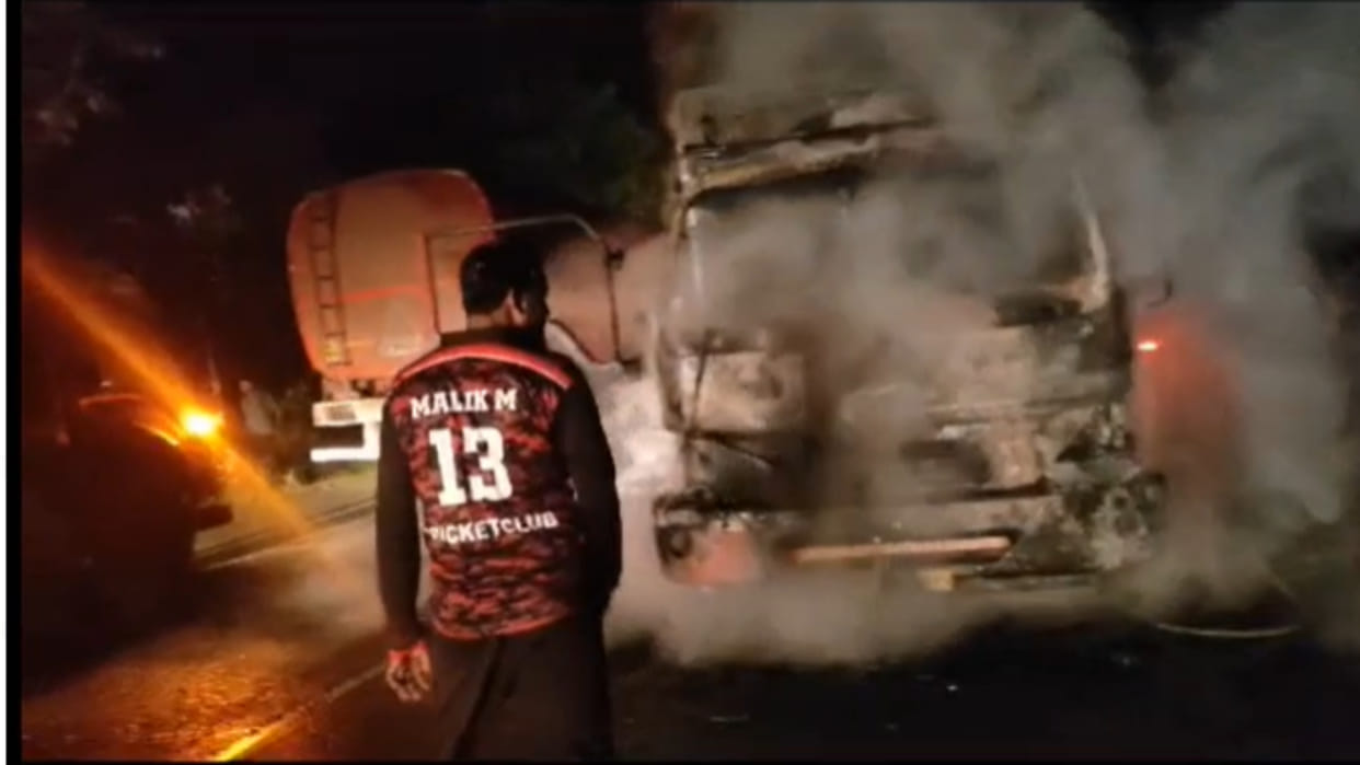 Sagar News: A fire broke out in a moving truck near Rahatgarh, the driver saved his life by jumping,