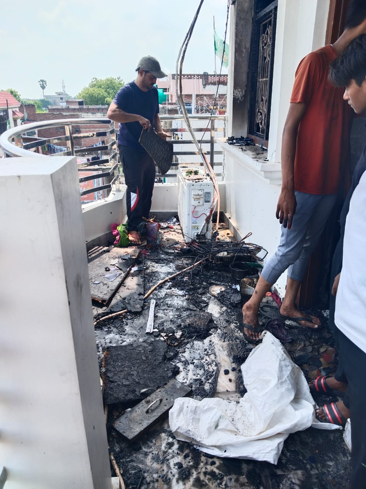 Fire In Bhadohi Fire broke out in a four-storey house, loss of lakhs, innocent scorched in the incident