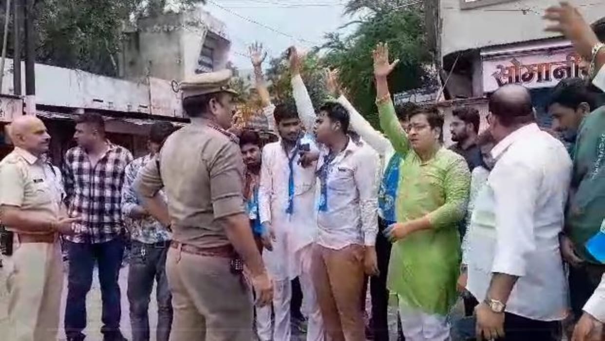 Mandsaur News NSUI protests against the incident of gang rape of Dalit minor girl in JNVU Rajasthan