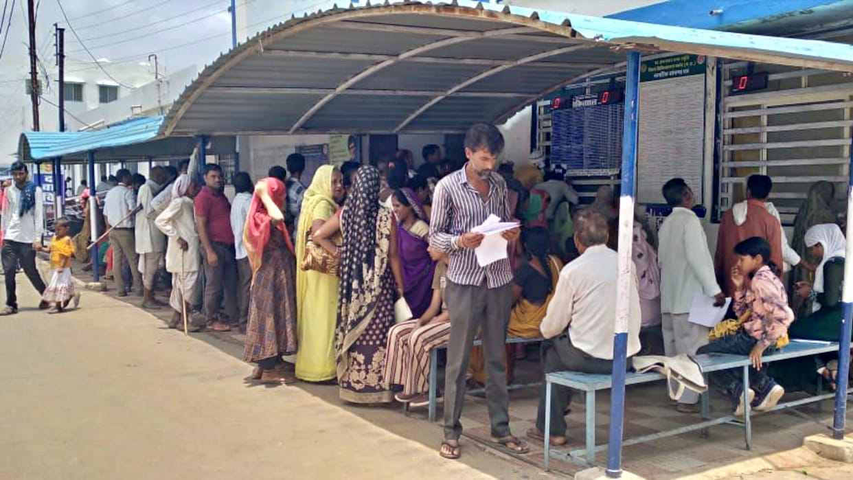 Damoh News Children and elders affected by eye infection crowd of people engaged in district hospital