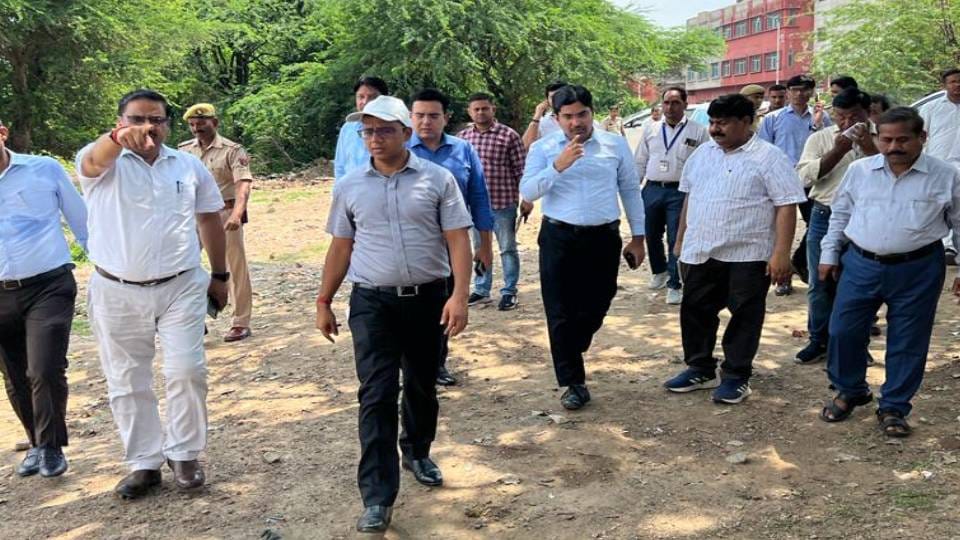 commissioner along with DM visited flood areas to know condition In Agra