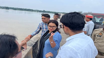 commissioner along with DM visited flood areas to know condition In Agra