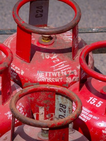 Four thieves stole 127 cylinders from Khireti gas warehouse in Chhindwara, Amarwada.