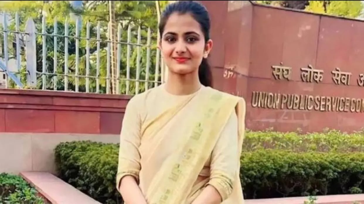 Success Story of ias divya tanwar who passed upsc exam twice without coaching