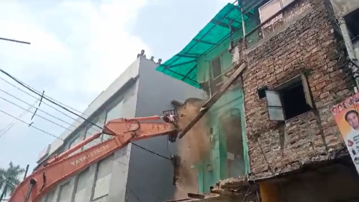 Ujjain: Administration bulldozers the three accused who spit on the ride of Baba Mahakal