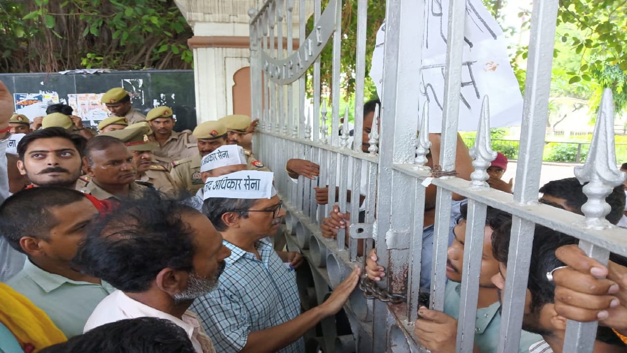 Former IPS Amitabh Thakur sitting on dharna on being stopped from going to Allahabad University campus, clashe