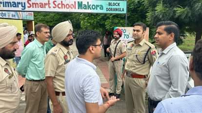 मकौड़ा पत्तन में मौके पर जायजा लेने पहुंचे डीसी।