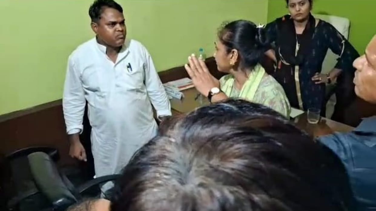 Representative of MLA Rambai filed an FIR against brother-nephew of Nagar Panchayat president in Damoh