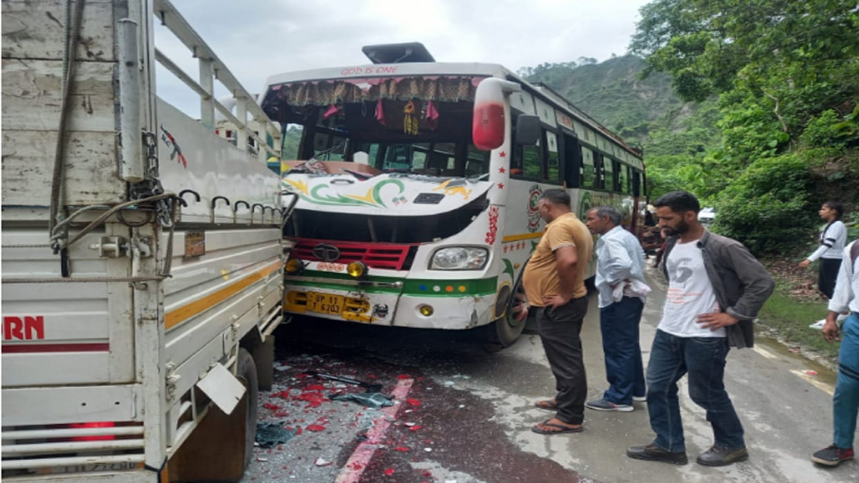 Bus and pickup collided head on in Saharanpur, two people injured in the accident