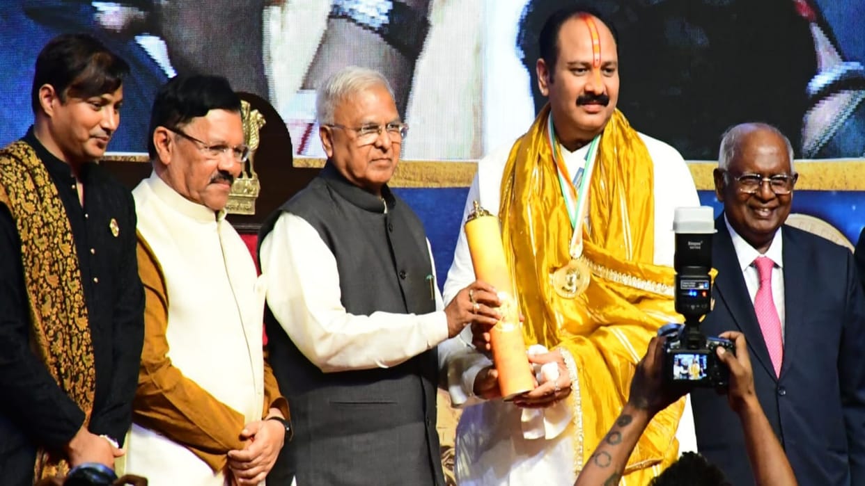 Sehore News Pandit Pradeep Mishra received Champions of Change award honored by Governor Mangu Bhai Patel
