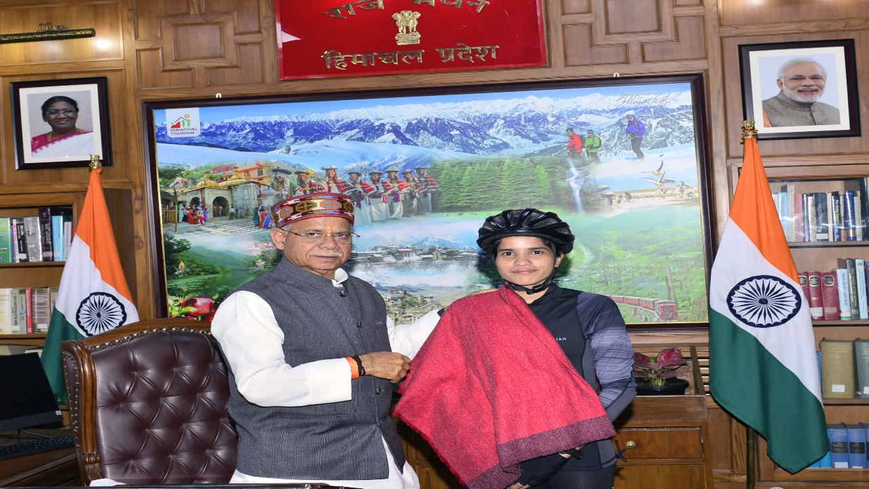 Governor Shiv Pratap Shukla honored cyclist Asha Malviya