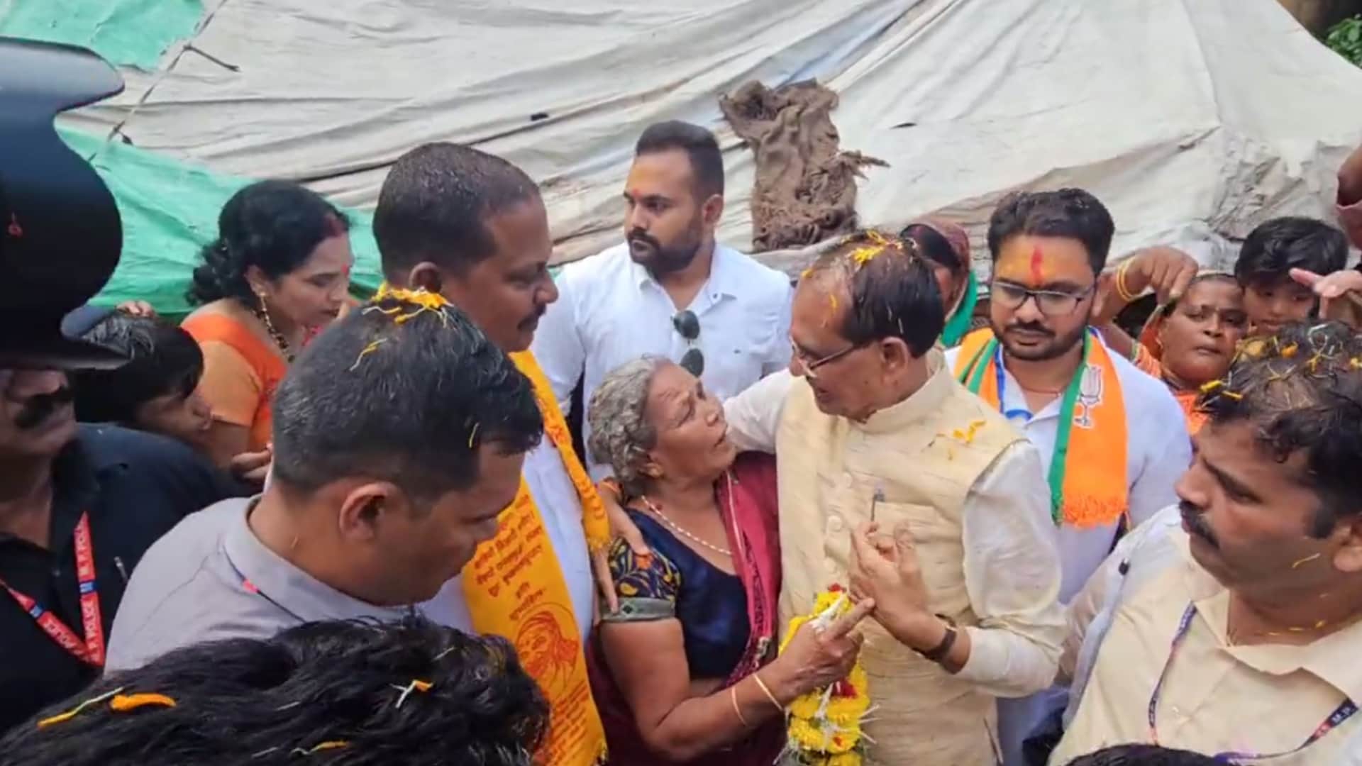 सिवनी में बुजुर्ग महिला से मिलते शिवराज सिंह चौहान।