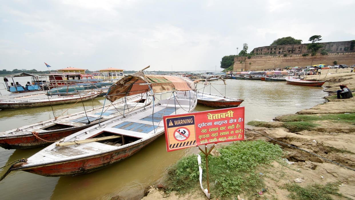 Yamuna increased at a speed of 3.25 cm per hour, dead bodies buried in the sand started coming out of the eros