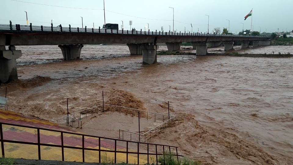 jammu kashmir Weather: rain continues rivers and streams are in spate NH 44 closed in Ramban weather will rema