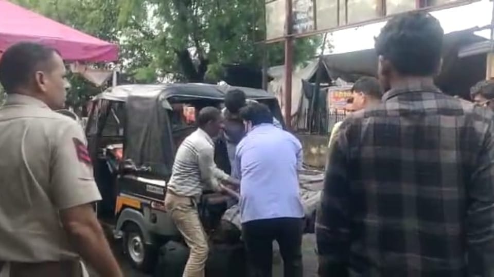 Two youths died due to electrocution at Bhilwara bus stand current spread through wire of sugarcane machine
