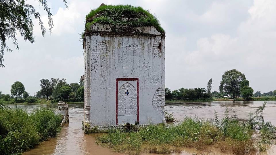 Flood water from Yamuna boom in Agra filled temples of Bateshwar