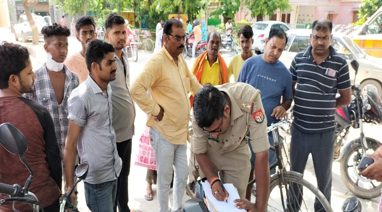 Girl student going by bike with friend died in Road accident in varanasi,