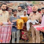 योगी राम को सम्मानित करते पुलिस अधिकारी।