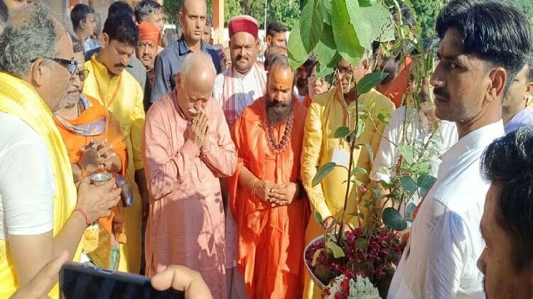 Ghazipur: सिद्धपीठ हथियाराम मठ में संघ प्रमुख मोहन भागवत ने लगाए 11 प्रकार के पौधे, नौ ग्रह वाटिका की स्थापना