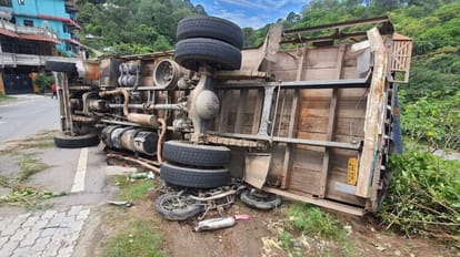 Rice laden truck overturned on Nahan Kumarhatti National Highway