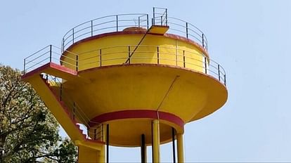 Sehore: पारिवारिक विवाद के चलते पानी की टंकी पर चढ़ी विवाहिता, ससुराल वालों से माफी मंगवाने की बात पर अड़ी Sehore: Married woman climbs on water tank due to family dispute, adamant on apologizing to her in-laws