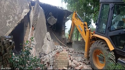 एक्शन मूड में SDM: बुलडोजर लगाकर प्रधान समेत चार का ढहाया पक्का मकान, भूमि पर किया गया था अवैध निर्माण Four houses including of village head razed by bulldozers