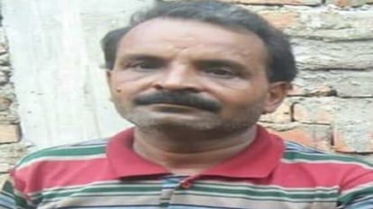 Varanasi: स्कूल परिसर में बाइक मिस्त्री ने फंदा लगाकर दी जान, दो माह पहले की थी बेटे की शादी Bike mechanic hanged himself in school premises in varanasi