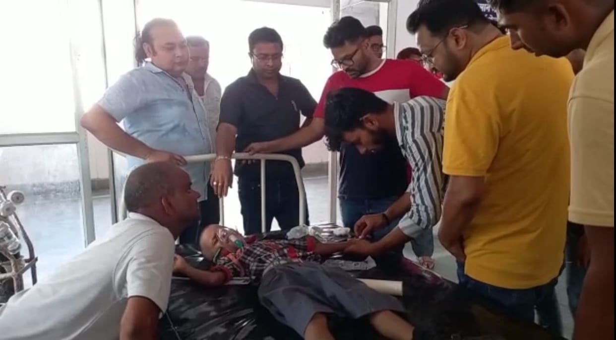 Accident news : School van accident in siwan district, bihar news in hindi truck-school van collision