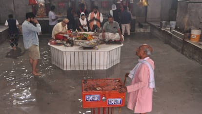 eighteen teams will conduct door to door survey of diseases in forty flood affected villages of agra