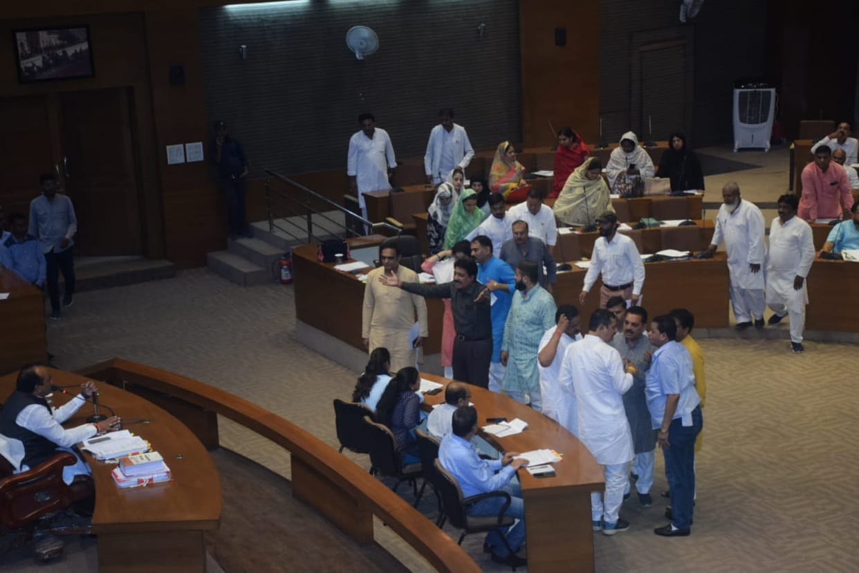 Bhopal News: Fierce tussle between the corporation president and the mayor, adamant on the answer regarding NG