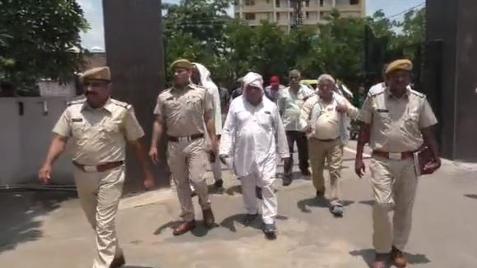कुलदीप के परिजन और पुलिस
