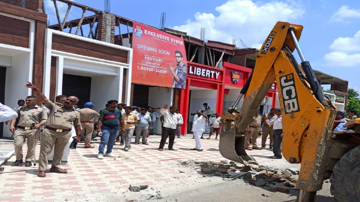 Former SP MLA Roshanlal Verma complex railing broken with bulldozer in shahjahanpur